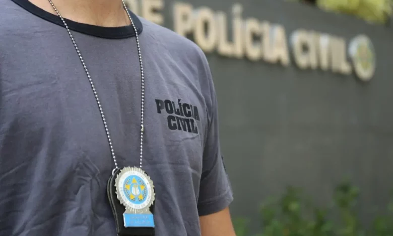 Policial civil em frente à delegacia