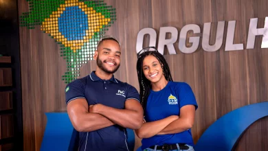 Dois jovens negros sorrindo de braços cruzados