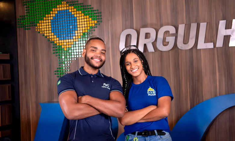 Dois jovens negros sorrindo de braços cruzados