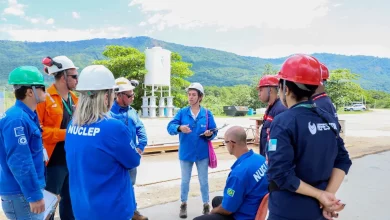 Técnicos organizam o simulado no terminal portuário da Nuclep