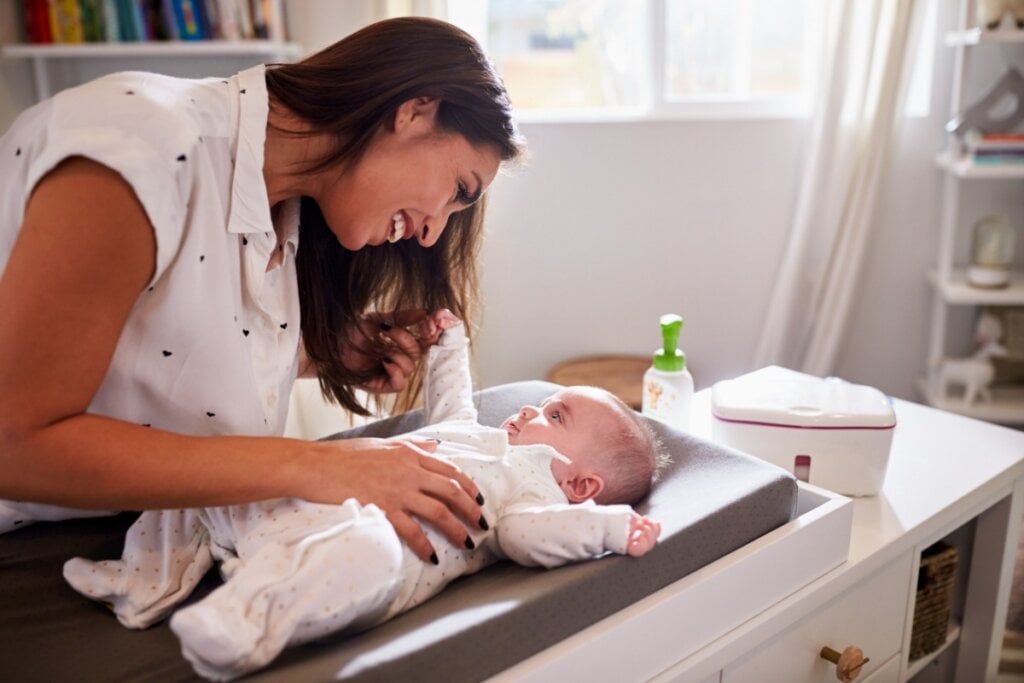 Mãe com bebê no trocador 