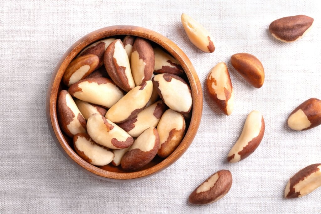 castanha-do-pará em bowl em cima de mesa com toalha branca