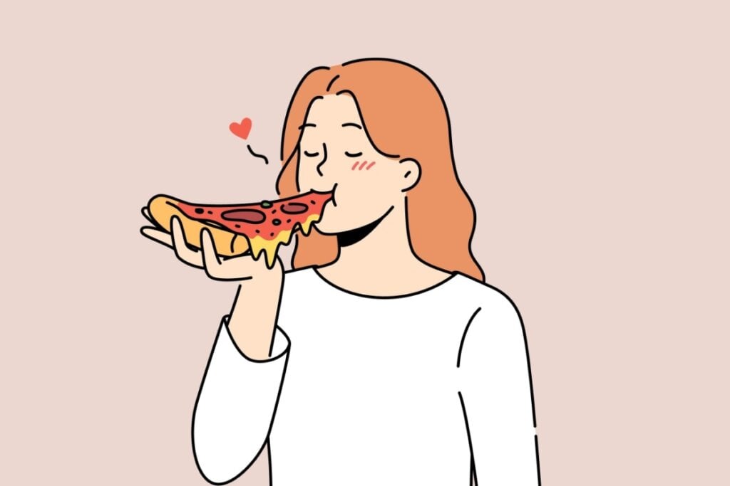 Jovem comendo pedaço de pizza e feliz com a refeição