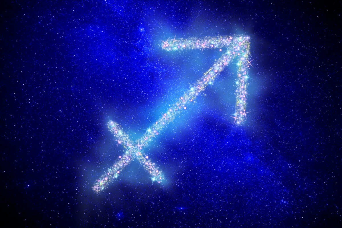 Símbolo do signo de sagitário em estrelas brilhantes com um fundo azul escuro