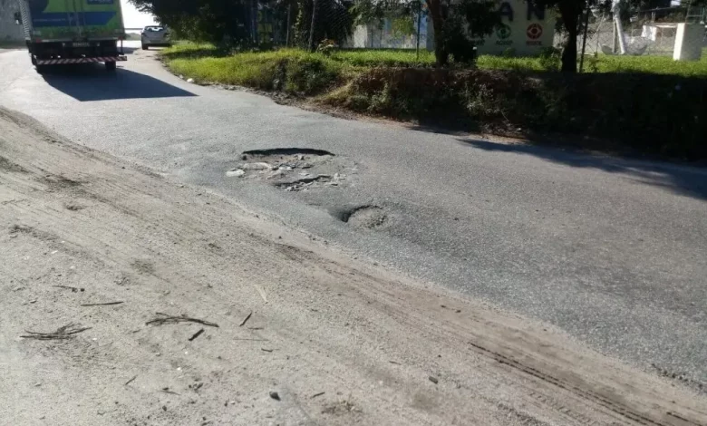 Buraco em rua que dá acesso ao Arco Metropolitano