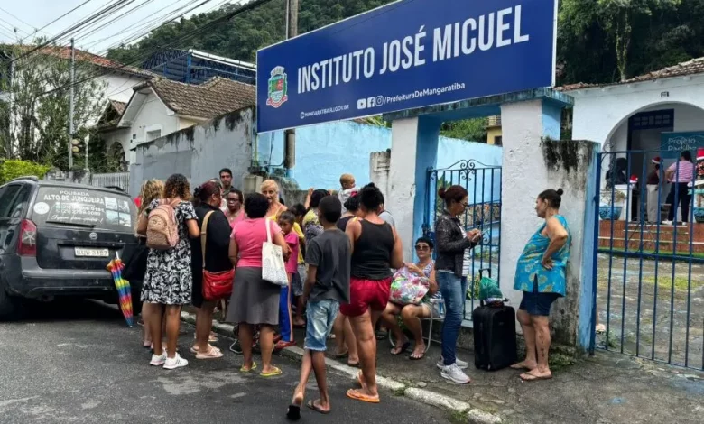 Moradores de Mangaratiba aguardam atendimento durante a ação do Natal Solidário