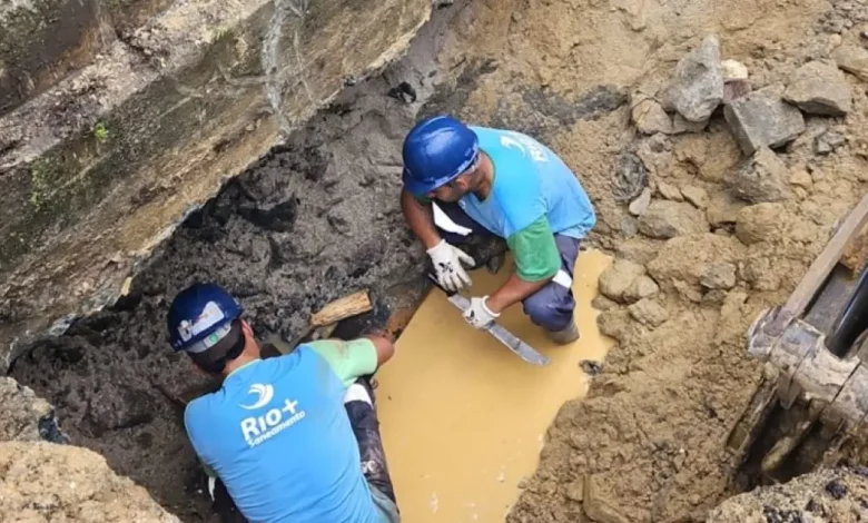 Equipe da Rio+Saneamento concluiu o reparo de um vazamento na adutora localizada na Rodovia Rio-Santos