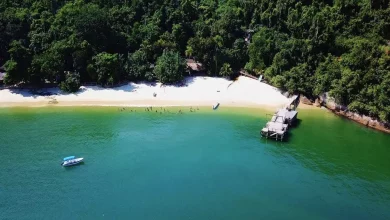 Vista aérea de uma das paradisíacas praias de Mangaratiba