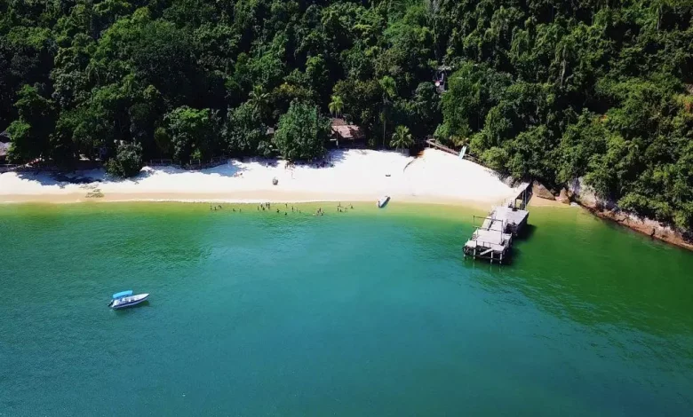 Vista aérea de uma das paradisíacas praias de Mangaratiba