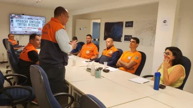 Pessoas em torno da mesa participando de reunião