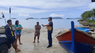 O secretário de Agricultura e Pesca de Mangaratiba, Ricardo Gicquel, conversa com pescadores artesanais em Muriqui