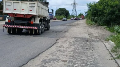 Veiculos trafegando no trecho inacabado da Reta de Piranema (RJ-099) próximo ao trevo de Itaguaí.