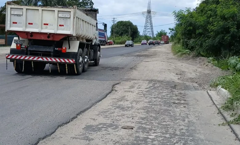 Veiculos trafegando no trecho inacabado da Reta de Piranema (RJ-099) próximo ao trevo de Itaguaí.