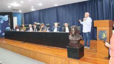 Secretário discursa ao lado de autoridades