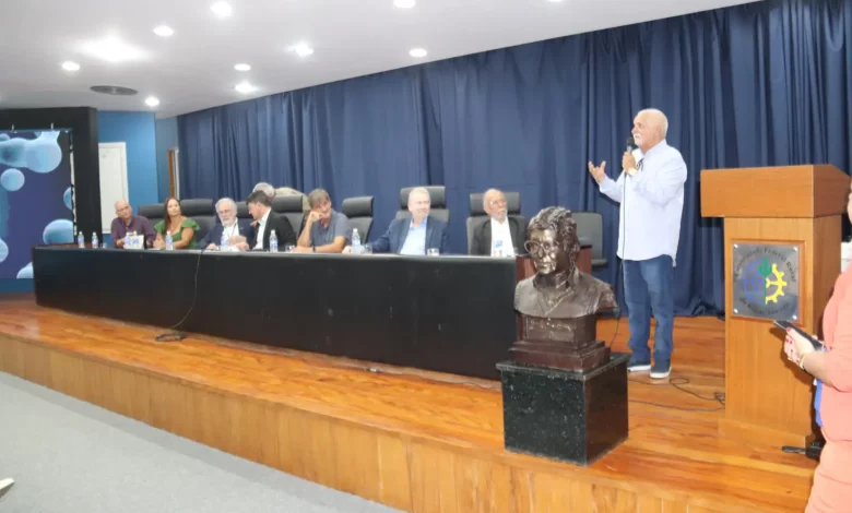 Secretário discursa ao lado de autoridades