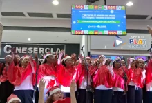 Senhoras cantam na cantata de Natal no shopping PátioMix