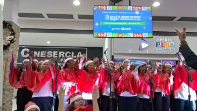 Senhoras cantam na cantata de Natal no shopping PátioMix