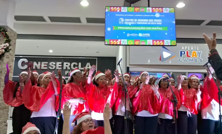 Senhoras cantam na cantata de Natal no shopping PátioMix