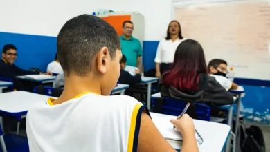 Aluno em sala de aula em Itaguaí