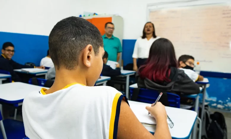 Aluno em sala de aula em Itaguaí