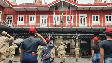 Bombeiros batem continência em quartel da corporação