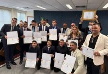 Prefeito, vice-prefeito e vereadores eleitos exibem seus diplomas no salão do júri em Mangaratiba (Foto: reprodução internet)