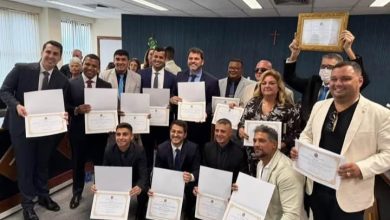 Prefeito, vice-prefeito e vereadores eleitos exibem seus diplomas no salão do júri em Mangaratiba (Foto: reprodução internet)