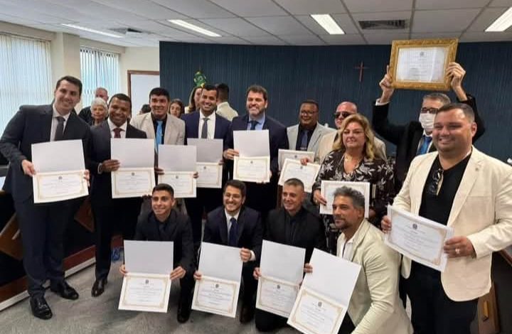 Prefeito, vice-prefeito e vereadores eleitos exibem seus diplomas no salão do júri em Mangaratiba (Foto: reprodução internet)