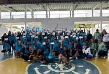 Alunos felizes no Iate Clube de Muriqui exibem seus certificados: Projeto Grael forma mais 130