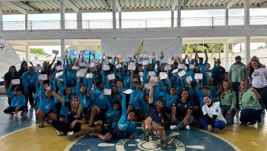 Alunos felizes no Iate Clube de Muriqui exibem seus certificados: Projeto Grael forma mais 130