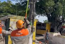 Técnicos da Light cortam a luz em praça pública em Seropédica: governo diz que corte foi ilegal (Foto: Reprodução internet)