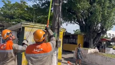 Técnicos da Light cortam a luz em praça pública em Seropédica: governo diz que corte foi ilegal (Foto: Reprodução internet)