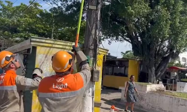 Técnicos da Light cortam a luz em praça pública em Seropédica: governo diz que corte foi ilegal (Foto: Reprodução internet)