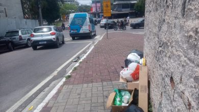 Lixo na rua Amélia Louzada, no Centro: empresa diz que vai normalizar coleta (Foto: Jupy Junior)