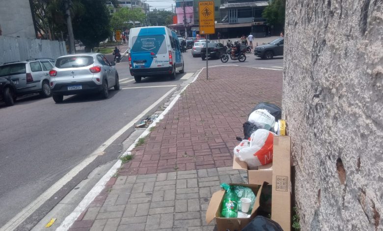 Lixo na rua Amélia Louzada, no Centro: empresa diz que vai normalizar coleta (Foto: Jupy Junior)