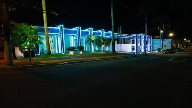 Fachada da prefeitura em neon azul em anos anteriores: em 2024, nada de festejos ou enfeites natalinos (Foto: Arquivo Atual)