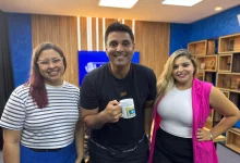 Agnes Monteiro, Júnior Pra e Júlia Mendes posam em pé