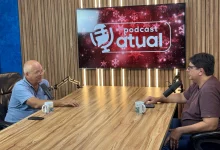 Sentados à mesa, Cledson Barboza e Marcelo Godinho conversam