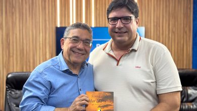 O escritor Daniel Genovez exibe seu livro ao lado do jornalista Marcelo Godinho