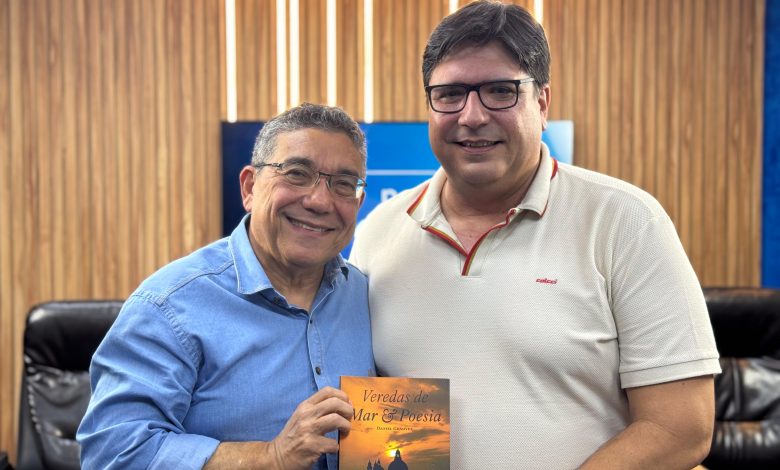 O escritor Daniel Genovez exibe seu livro ao lado do jornalista Marcelo Godinho