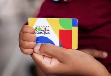 Cartão do Bolsa Família nas mãos de um beneficiário