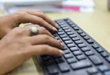 Mãos no teclado do computador.