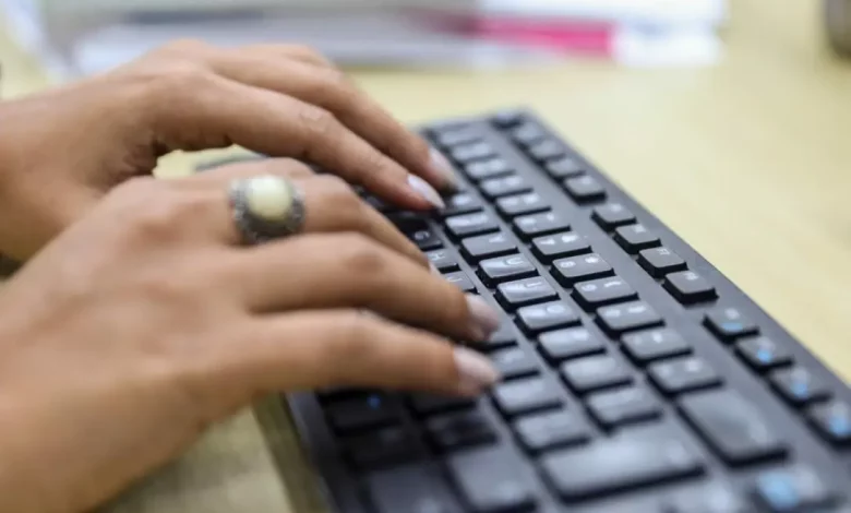 Mãos no teclado do computador.