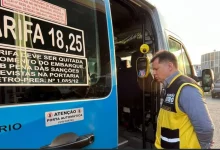 Agente do Detro-RJ fiscaliza van intermunicipal no Rio de Janeiro.