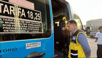 Agente do Detro-RJ fiscaliza van intermunicipal no Rio de Janeiro.