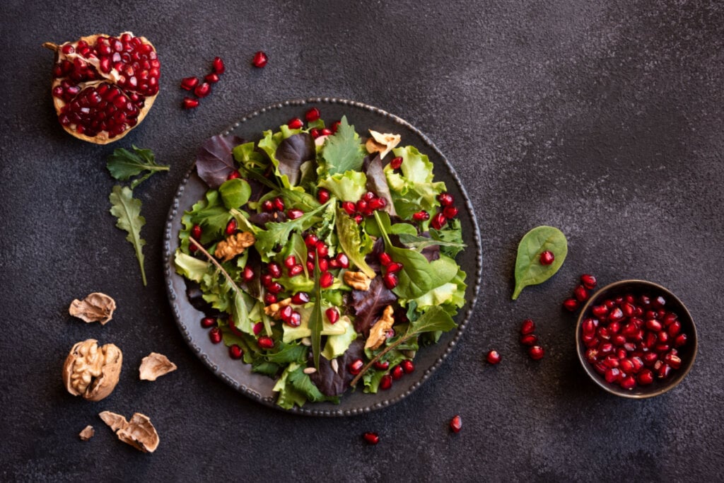 Salada de Romã e Nozes em um prato escuro