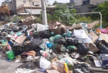 Moradores de Seropédica denunciam caos na coleta de lixo. Foto descreve lixo acumulado em terreno baldio