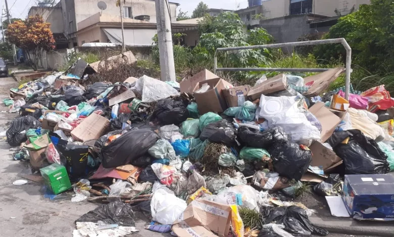 Moradores de Seropédica denunciam caos na coleta de lixo. Foto descreve lixo acumulado em terreno baldio