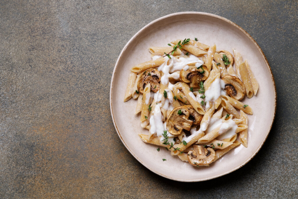 Penne ao molho de cogumelos em prato