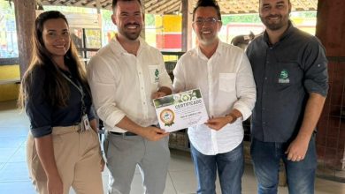 Nathalia Bernardo, analista de Meio Ambiente da Super San Ambiental, Rafael Monteiro, diretor Operacional da Super San Ambiental, Marcos Barreto, secretário, e Thiago Gaspar, coordenador de Meio Ambiente da empresa pousam para foto mostrando o certificado do Selo Sustentável de Ouro